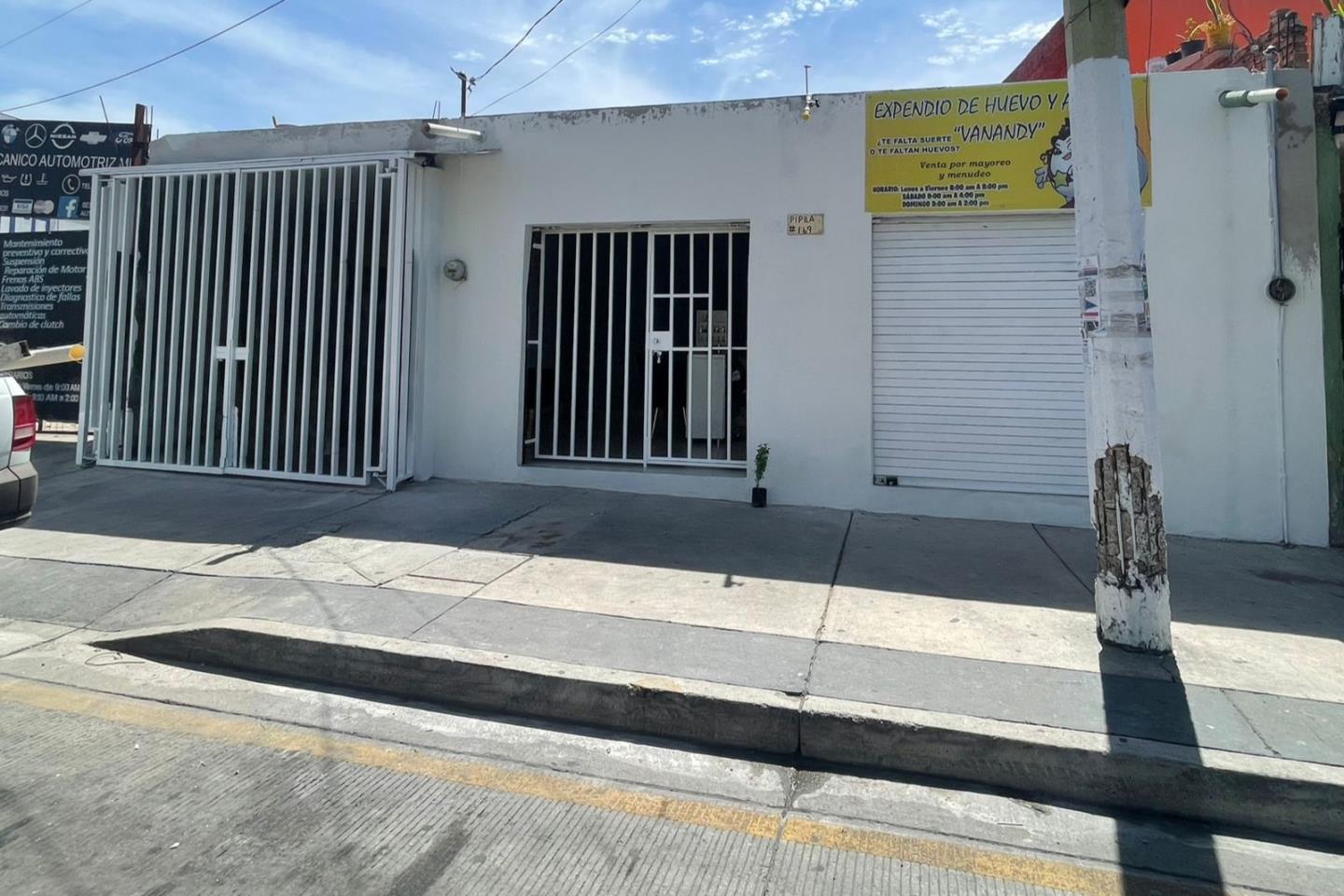 CASA CON LOCALES EN VENTA EN LA MARTINICA. ZAPOPAN